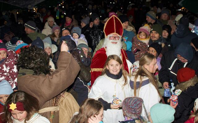 Leuchten Kinderaugen waren der Dank an Santa Claus und seinen Knecht Ruprecht für die Geschenke auf Weihnachtsmarkt. | Foto: Peter Heider