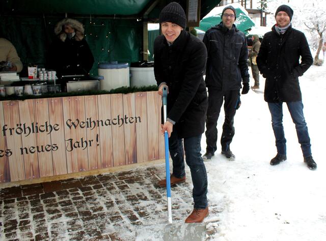 Die Schneeschaufel war ein wichtiges Utensil auf dem Meitinger Weihnachtsmarkt. | Foto: Peter Heider