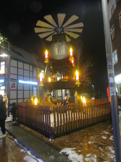 Auch diese Pyramide steht wieder.
