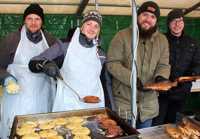 Kulinarische Fischspezialitäten bot der Fischerverein Meitingen den Weihnachtsmarktbesuchern an. | Foto: Peter Heider