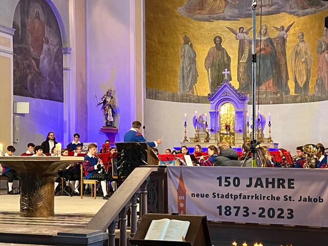 17. Friedberger Adventsingen 2023 - Die Städtische Jugendkapelle Friedberg unter der Leitung von Andreas Thon bildete mit hervorragend präsentierten Kompositionen den besten instrumentalen Rahmen des Konzerts | Foto: Stadtpfarrei Friedberg