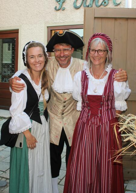 Kulturabteilungsleiter Frank Büschel mit Ehefrau Sabine (links) und Christine Greinbold im "Festfieber" bei der "Friedberger Zeit" 2023 | Foto: A. Friedemann