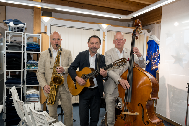 30. Kunstausstellung im Modehaus Barbara Hintermair in Ried. Der Kunstmaler Franz Reißner präsentiert seine Werke - Musik vom Trio Nautico | Foto: FSeventfoto