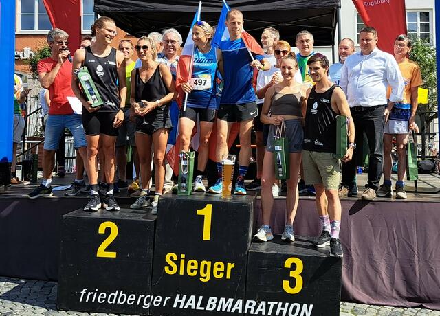 Sportabteilungsleiter Frank Büschel (ganz links) bei der Siegerehrung des Friedberger Halbmarathons | Foto:  A. Friedemann 