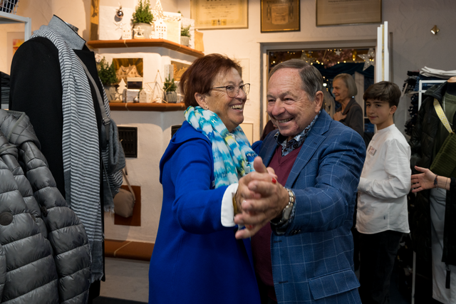 30. Kunstausstellung im Modehaus Barbara Hintermair in Ried. Der Kunstmaler Franz Reißner präsentiert seine Werke | Foto: FSeventfoto