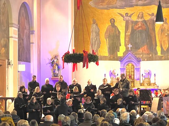 17. Friedberger Adventsingen 2023 - Der Kirchenchor St. Jakob unter der Leitung von Monika Trinkl-Peters bereicherte das Friedberger Adventssingen | Foto: Stadtpfarrei Friedberg