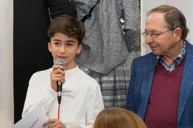 30. Kunstausstellung im Modehaus Barbara Hintermair in Ried. Der Kunstmaler Franz Reißner präsentiert seine Werke - Hintermairs Enkel Luis macht klasse Moderation | Foto: FSeventfoto