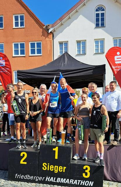 Organisationsleiter Frank Büschel (ganz links) bei der Siegerehrung des Friedberger Halbmarathons