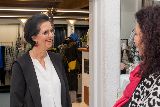 30. Kunstausstellung im Modehaus Barbara Hintermair in Ried. Der Kunstmaler Franz Reißner präsentiert seine Werke. Im Bild: Barbara Hintermair (links) im Gespräch mit  myheimat-Reporterin Sabina Scherer | Foto: FSeventfoto