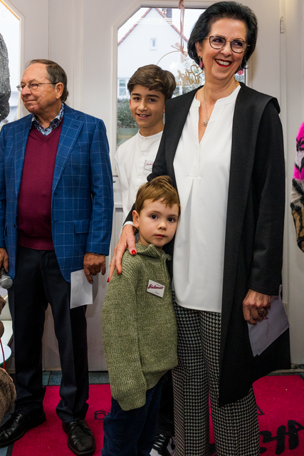30. Kunstausstellung im Modehaus Barbara Hintermair in Ried. Der Kunstmaler Franz Reißner präsentiert seine Werke - Im Bild v.l.: Franz Reißner, Hintermars Enkel Luis und Franz, Barbara Hintermair | Foto: Fseventfoto