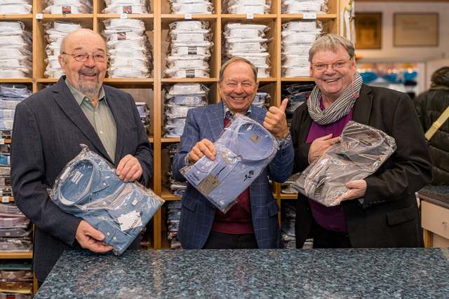 30. Kunstausstellung im Modehaus Barbara Hintermair in Ried. Der Kunstmaler Franz Reißner präsentiert seine Werke. Drei neue Fachverkäufer im Modehaus: v.l.: Franz, Franz und Franz | Foto: FSeventfoto