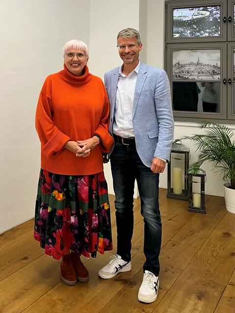Kultur-Staatsministerin Claudia Roth mit Friedbergs Kulturabteilungsleiter Frank Büschel | Foto: B. Keßler