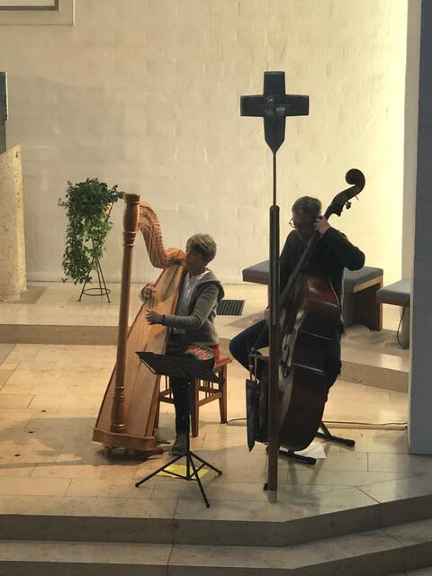 Foto: Doris Trautner und Hubert Malik erfreuten beim Adventskonzert mit ruhigen Weisen auf Harfe und Kontrabass. 