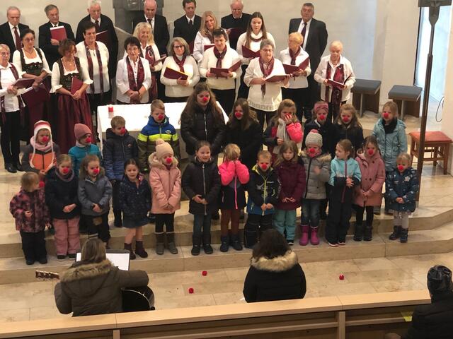 Foto: Mit roten Pappnäschen auf erzählte der Kinderchor des OGV Ellgau von "Rudolph, dem Rentier".