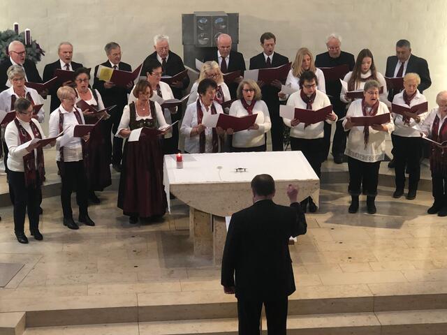 Foto: Der Ellgauer Kirchenchor unter der Leitung von Konrad und Elke Eser hatte sich mit drei weihnachtlichen Beiträgen auf das Adventskonzert vorbereitet. 