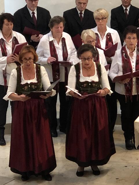 Foto: Herta Dietrich (links) und Marlies Kragl - der Ellgauer Zweigesang - sangen ruhige, adventliche Weisen.