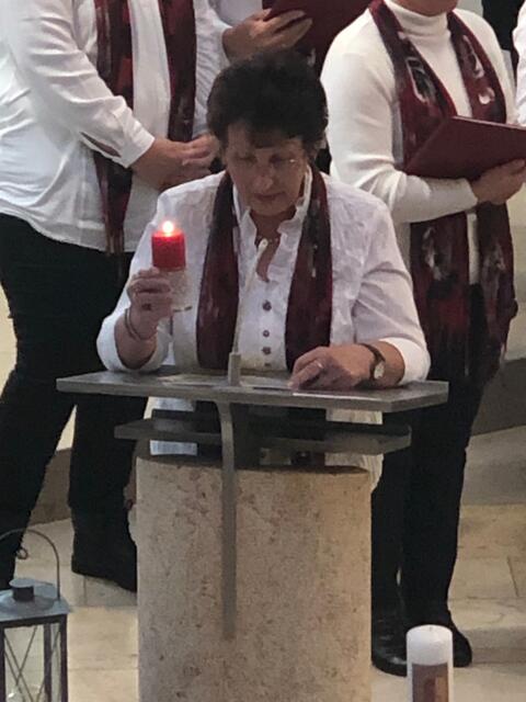 Foto: Josefine Stuhler von der Vorstandschaft des Ellgauer OGV trug das Gedicht "s´Kerzerl" vor. 