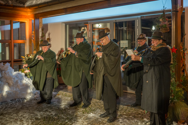 30. Friedberger Advent 2023 - Impressionen vom Eröffnungsabend am 6. Dezember - Die Friedberger Jagdhornbläser spielen zum Auftakt | Foto: FSeventfoto