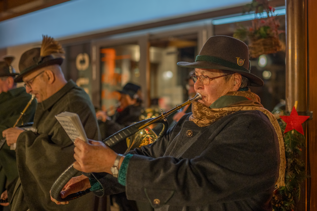 30. Friedberger Advent 2023 - Impressionen vom Eröffnungsabend am 6. Dezember - Die Friedberger Jagdhornbläser spielen zum Auftakt | Foto: FSeventfoto