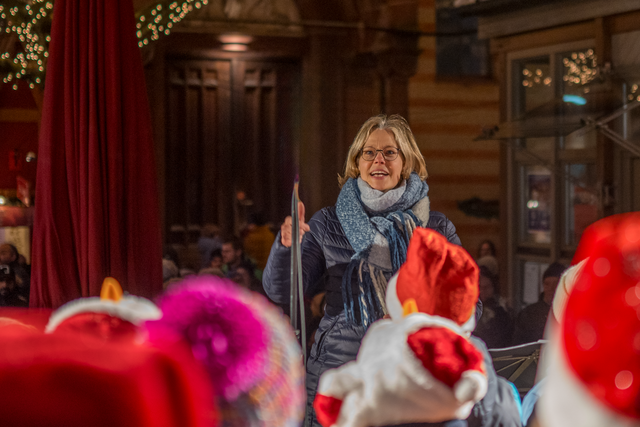 Schülerinnen und Schüler der Friedberger Grundschule-Süd eröffnen unter der Leitung von Rektorin Ruth Kotzian mit weihnachtlichen Liedern den 30. Friedberger Advent 2023 | Foto: FSeventfoto
