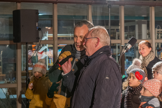 30. Friedberger Advent 2023 - Impressionen vom Eröffnungsabend am 6. Dezember - Manfred Losinger (rechts), Stellv. Landrat und Friedbergs Erster Bürgermeister Roland Eichmann eröffnen den Adventsmarkt | Foto: FSeventfoto