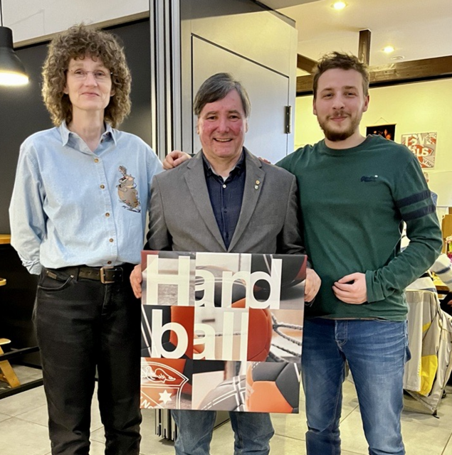 Ulrich UFo Fronza (Mitte) wird für 50 Jahre beim TSV Neusäß mit der Goldenen Ehrennadel ausgezeichnet. | Foto: TSV Neusäß Handball