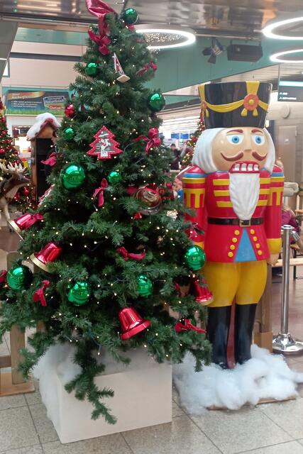 So ein Nussknacker wurde auf dem Halleschen Weihnachtsmarkt geklaut, stellt euch das vor. Der betrunkene Dieb hatte ihn auf die Rückbank gelegt.