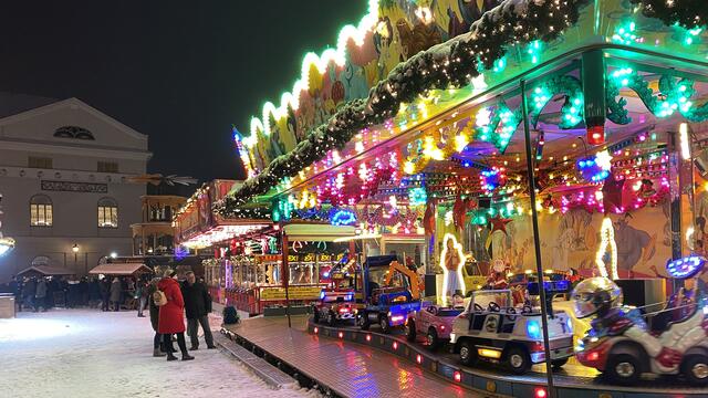 Bunte Karussells locken die jüngsten Besucher des Weihnachtsmarktes. Foto: Helmut Kuzina