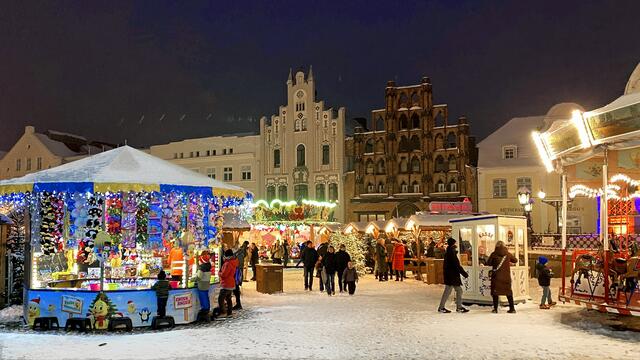 Glitzernde Weihnachtswelt auf dem historischen Marktplatz. Foto: Helmut Kuzina