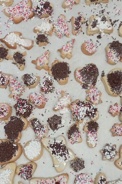 ein Blech voller Plätzchen