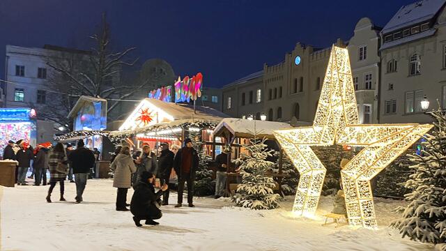 Glitzernder Weihnachtsstern auf dem Marktplatz. Foto: Helmut Kuzina