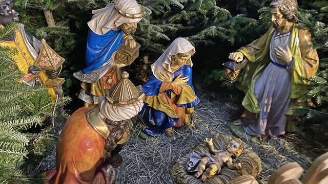 Krippenfiguren erinnern auf dem Marktplatz an den Ursprung des Weihnachtsfestes. Foto: Helmut Kuzina