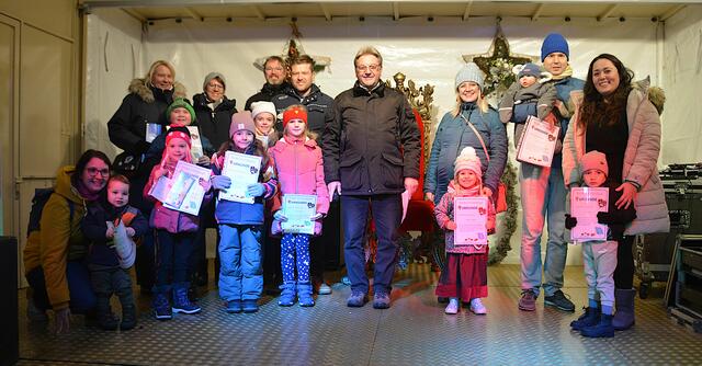 Auf der Weihnachtsmarkt-Bühne des Wintermärchens erhielten die Gewinner der Gersthofer Kinderschnitzel-Jagd 2023 von Reinhold Dempf, Zweiter Bürgermeister, ihre Urkunden sowie Gutscheine von Spiel + Freizeit Gersthofen überreicht. | Foto: Stadt Gersthofen / Kai Schwarz