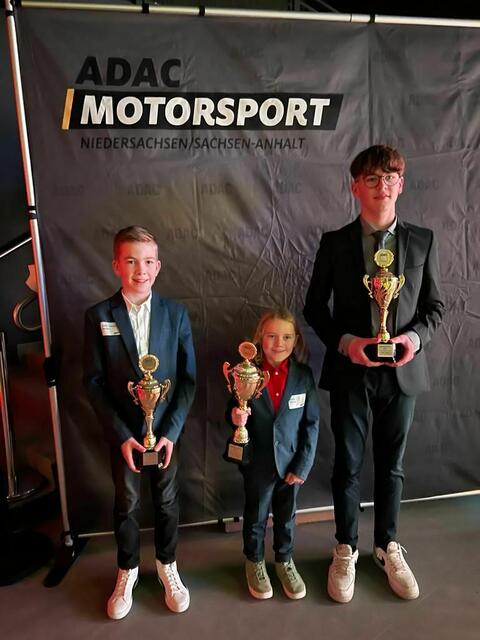 Die drei Geehrten vom Stadthäger Motor Club e. V. im ADAC: Jamie, Henry und Nevio