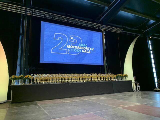 Viele Pokale warten auf der ADAC Motorsport Gala