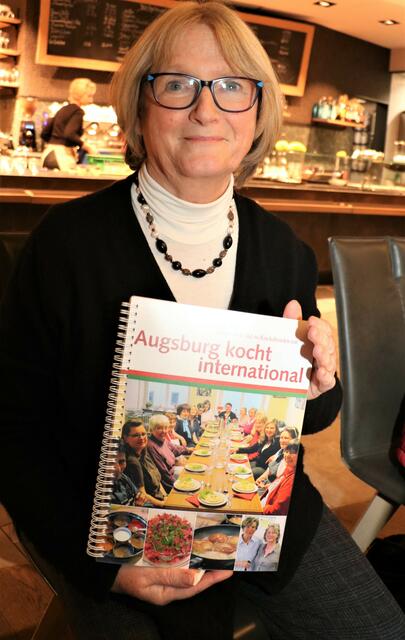 Barbara Kächele - seit Jahren bereitet sie internationale Kochabende vor, alle internationalen Gerichte im aktuellen Kochbuch nachzubereiten. | Foto: Marianne Stenglein