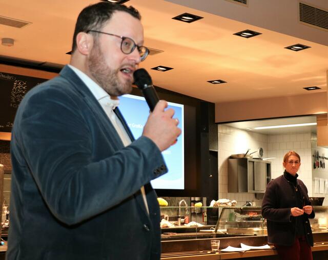 links Präsident Matthias Fink, rechts Frau Dr. Raffelsbauer | Foto: Marianne Stenglein