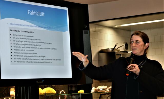 Augsburg International e.V. lud zum Nikolaus-Empfang ein.  Frau Dr. Raffelsbauer beim Vortrag | Foto: Marianne Stenglein