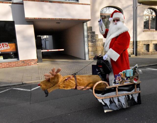 Er kommt: Santa Claus hat seinen Schlitten modernisiert.
