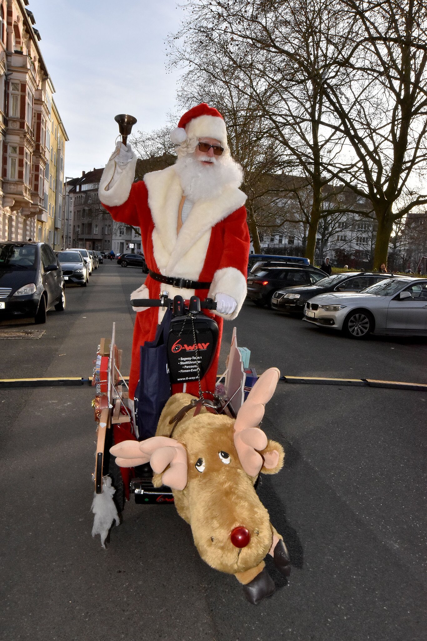 Mit Plüschrentier und Segway: Santa Claus kam zum Südstädter ...