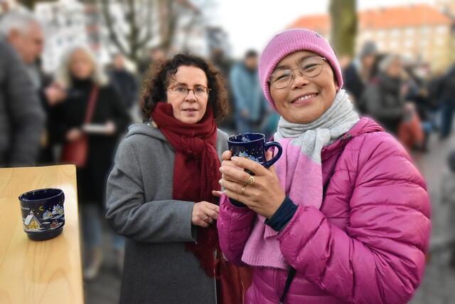 Zum Weihnachtsmarkt gehört Glühwein mit dazu