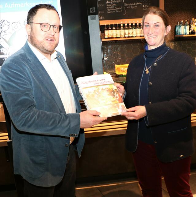 Augsburg International e.V. lud zum Nikolaus-Empfang ein. Von links Geschäftsführer Präsident Matthias Fink und Frau Dr. Raffelsbauer | Foto: Marianne Stenglein