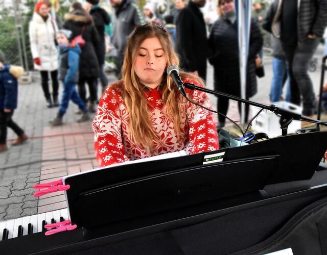 Sarah Haase sang und spielte Weihnachtslieder.