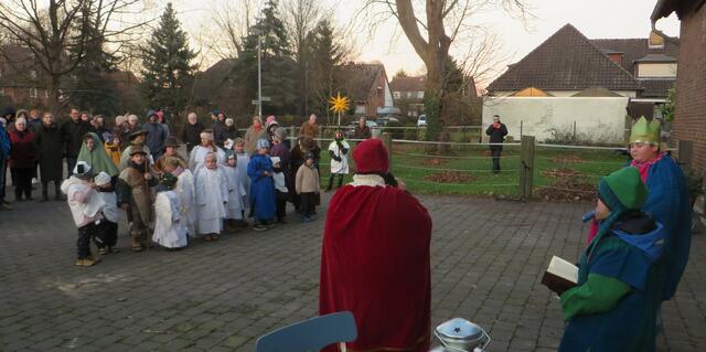 Am Lindenplatz startete das Krippenspiel durch die Verkündigung 