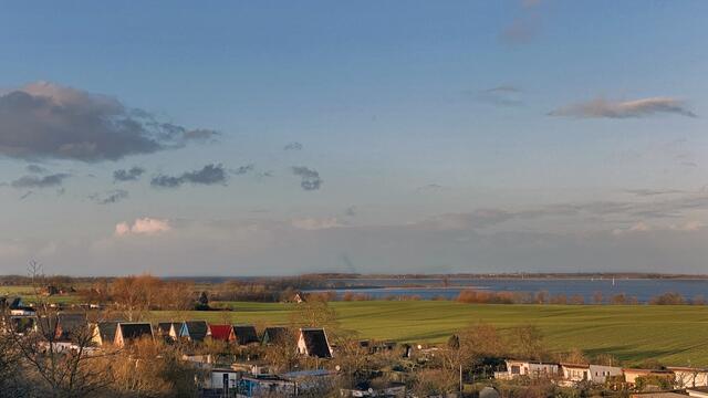 Am Horizont ist zwischen dem Festland und der Insel Poel die offene Ostsee zu erkennen, mit der die Wismarbucht verbunden ist. Foto: Helmut Kuzina