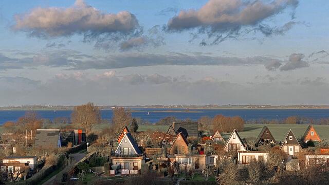 Die malerischen Finnhütten der Kleingartenanlage erinnern in etwa an stilisierte Tannen der Weihnachtszeit. Foto: Helmut Kuzina