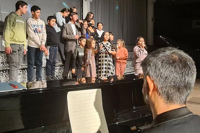 Rromanó Xóro Ćhavorréngo – Rroma Kinderchor der Bad Aiblinger Flüchtlings-Unterkunft und Adrian Gaspar am Piano 