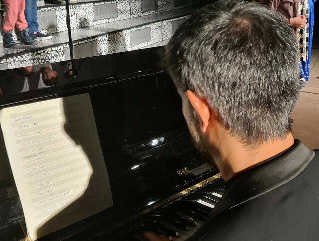 Adrian Gaspar am Piano