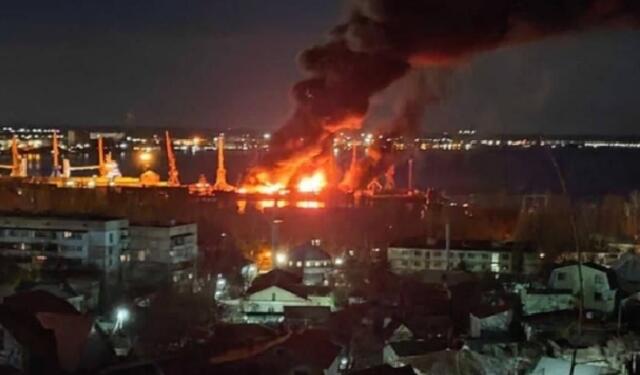 Das russische Landungsschiff direkt nach dem Raketeneinschlag. Sekunden später explodiert das Schiff. | Foto: Twitter Screenshot