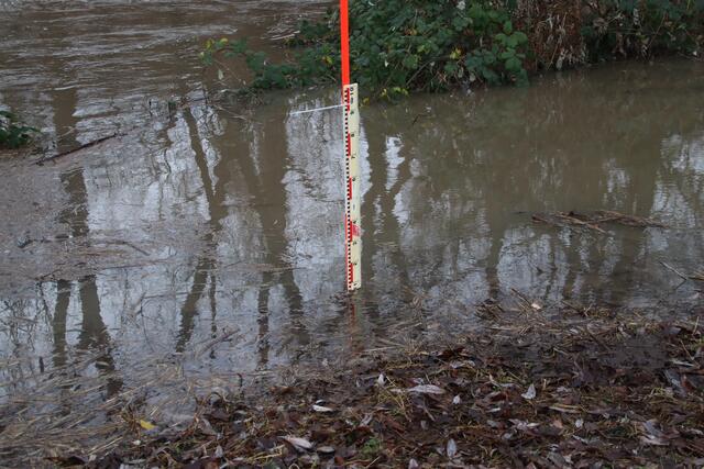 Ruthe: die dortige Feuerwehr hat einen behelfsmäßigen Messpunkt an der Innerste gesetzt, an dem eine Tendenz zum Pegelstand abgelesen werden kann.